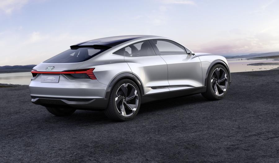  Audi e-tron Sportback Concept 2017 года  (фото 15 из 35)